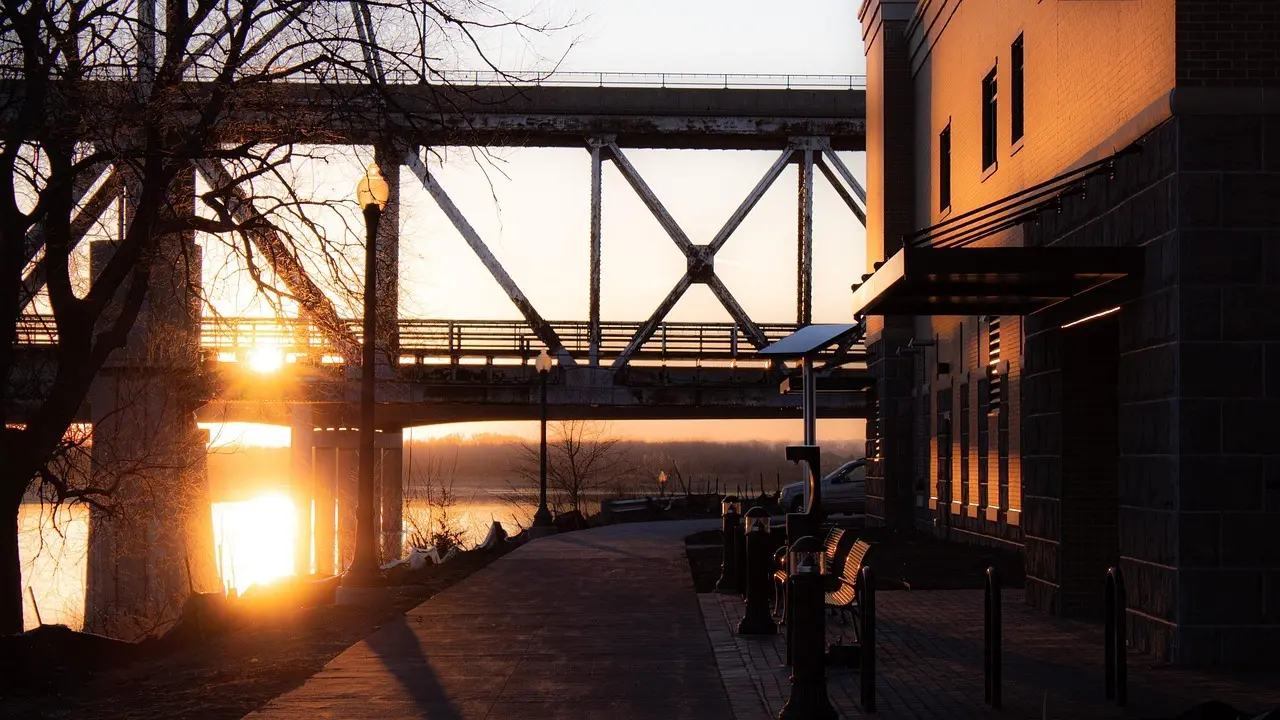 Flodpromenade ved solnedgang i Lyon