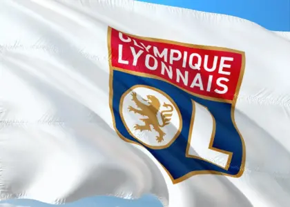Hvad koster en typisk fodboldrejse til en Olympique Lyonnais-kamp i Lyon?