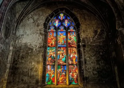 Hvordan aflæser du glasmalerierne i Saint-Jean-katedralen?