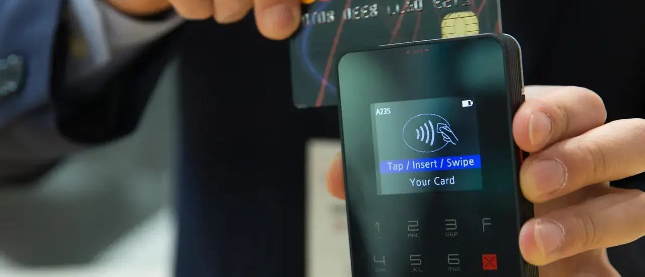 Kan jeg betale kontaktløst i butikker i Lyon?